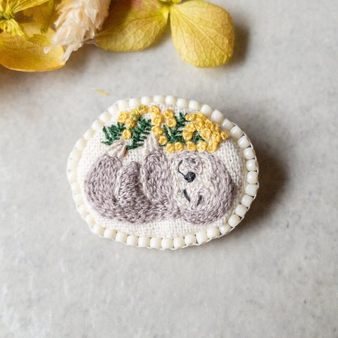 ミモザとナマケモノの刺繍ブローチ