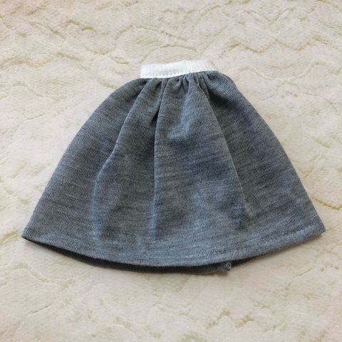 No.4571りかちゃんのシンプルなグレーのスカート