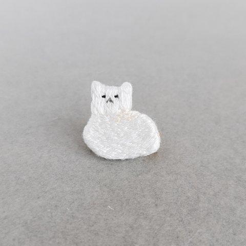 猫の刺繍ブローチ  寝起き振り返り白猫    Embroidery brooch  Cat