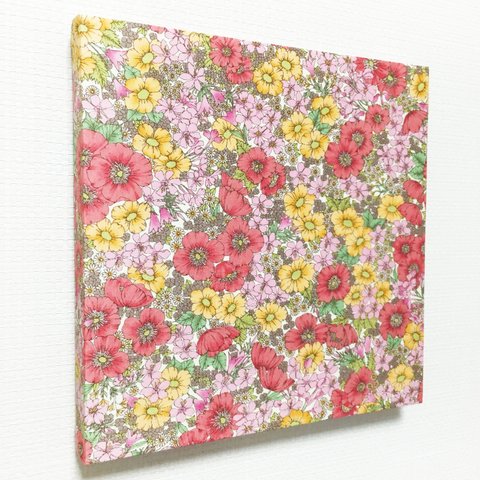 壁に簡単ピタッ！ふわりピンクのお花に染まって20ｃｍ角フリースタイルボード（ファブリックパネル）◇リバティ生地使用◇
