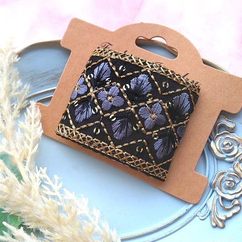 ブラック の小花柄 インド刺繍リボン の ポニーフック