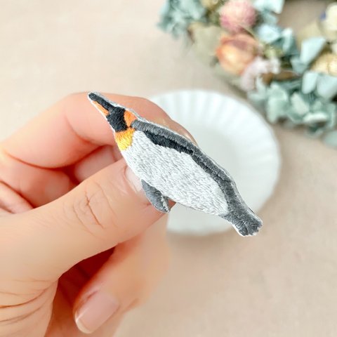 オウサマペンギンの刺繍ブローチ　キングペンギン