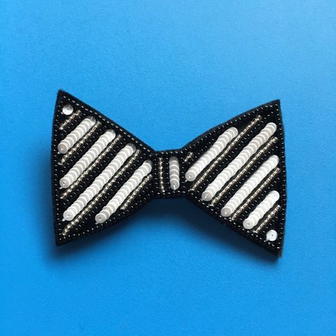 蝶ネクタイのビーズ刺繍ブローチ（黒）