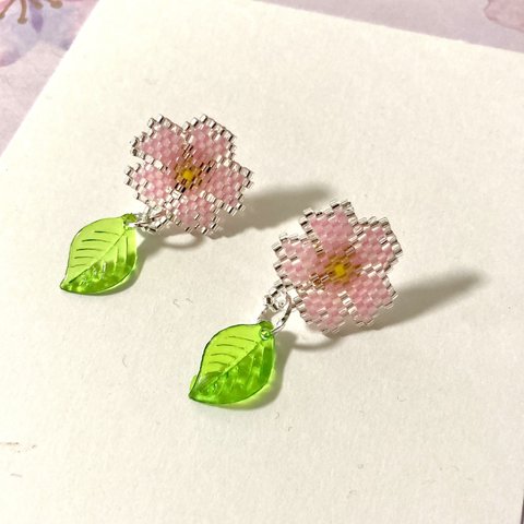 リーフ揺らめく桜ピアス 入学式ピアス 卒業式ピアス ビーズ織スタッドピアス ピアス デリカビーズ織り