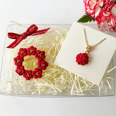 母の日　刺繍糸で編んだ梅の花ブローチとネックレス