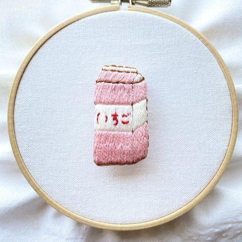 紙パックの刺繍ブローチ(いちご)