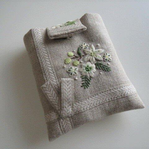 刺繍のカードケース（白い花）