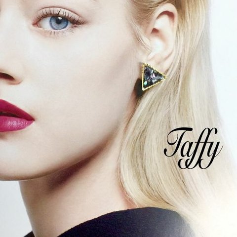 Taffy　パールキャッチ付き トライアングルシェルピアス・ブラック　(S・M）