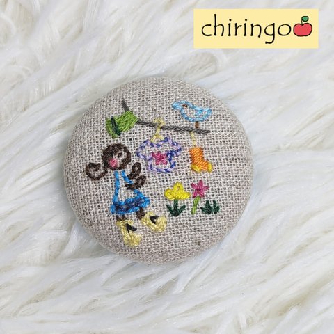 【くるみボタン　刺繍】№22　洗濯をする女の子　ブローチorヘアゴム