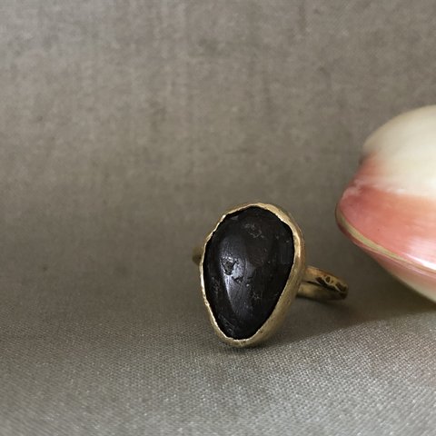 アイオライト原石と真鍮の指輪