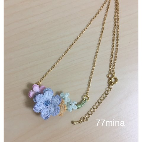 色とりどりのお花のネックレス