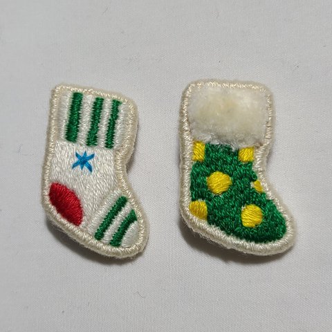 手刺繍 靴下🧦ミニブローチ