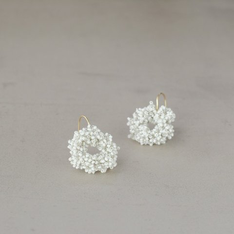 ふわふわ軽いシルバーサークルピアス/イヤリング（ white×silver）