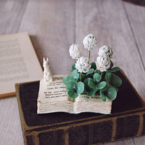 ◆粘土のお花◆ 小さなシロツメクサ　小さなうさぎのbookポット…S769