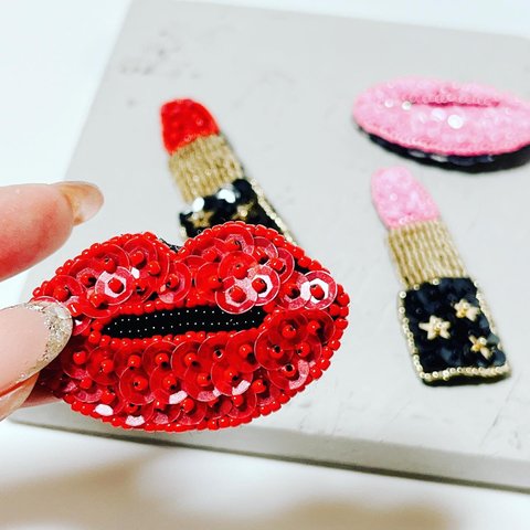 【単品】唇･口紅の刺繍ブローチ•キーホルダー•バックチチャーム〈レッド〉