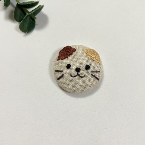 きなこネコの刺繍　ブローチ／ヘアゴム(中)