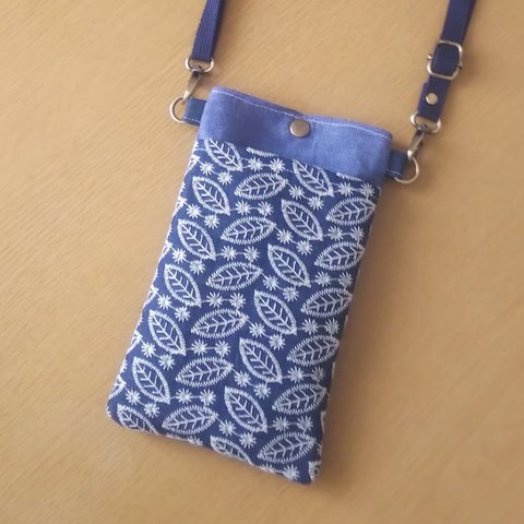 【送料無料】ダンガリー刺繍生地のスマホ携帯ポシェットショルダー