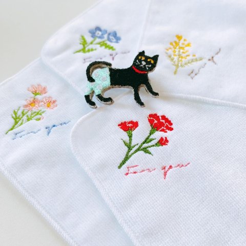 【受注生産】刺繍 お花のハンドタオルとネコのブローチのセット 