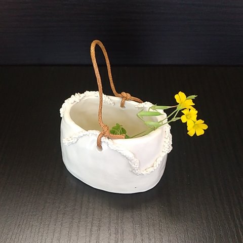 陶の白いミニ花器（小物入れ）【カゴバッグ・ボタニカル②】
