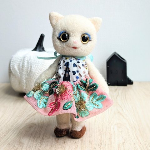 No.5  羊毛フェルト　猫  オシャレ　リバティ　インド刺繍リボン