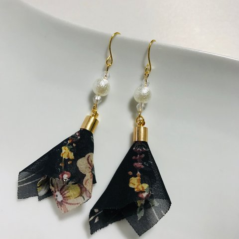 花柄タッセルパールピアス