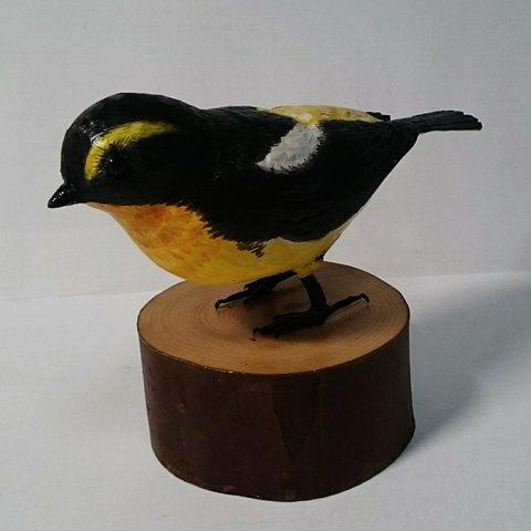 木彫りの野鳥（キビタキ）