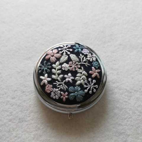 フラワー刺繍ピルケース✿flower pill case (navy tone)