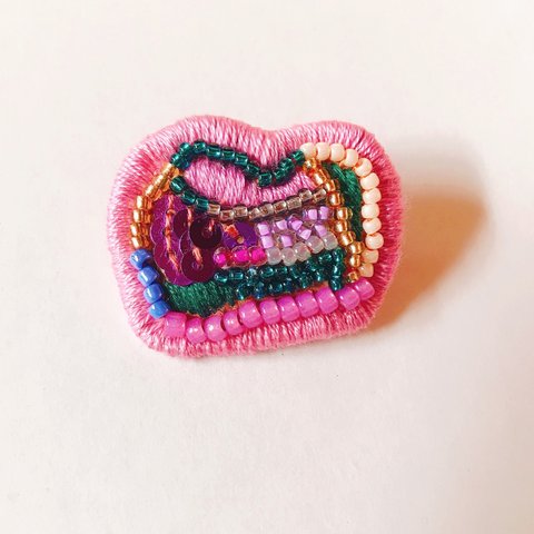 ＊vivid ⑫＊刺繍ブローチ