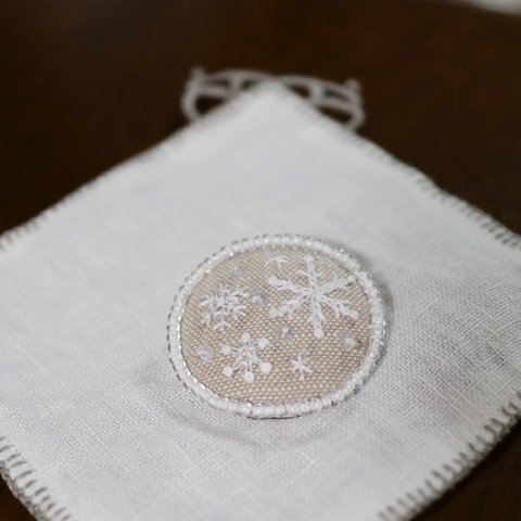 雪の結晶の刺繍ブローチ