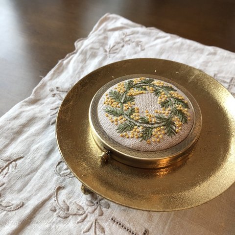 手刺繍＊コンパクトミラー/お花刺繍/持ち歩き鏡/誕生日プレゼントや自分へのご褒美に/鏡/かがみ/お洒落女子/手鏡 hysdoll Hy's Doll ハイズドール ミモザ