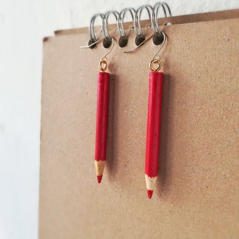 アップル レッド 色鉛筆ピアス✎ 【七色えんぴつ】赤色