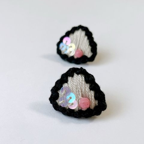 ハンドメイドピアス　刺繍ピアス　ビーズピアス