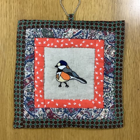 ヤマガラ刺繍のタペストリー