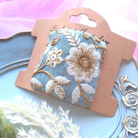 水色 の 草花柄 インド刺繍リボン の 四角い ポニーフック