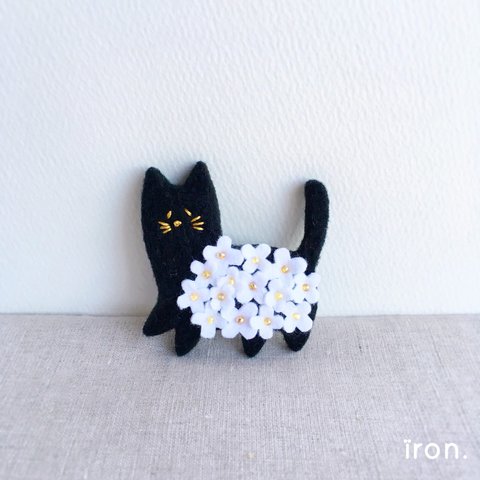 白いお花ねこのブローチ / 黒ねこ