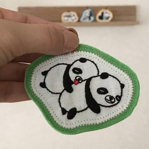 手刺繍チャーム_双子の赤ちゃんパンダ〈くっつき〉