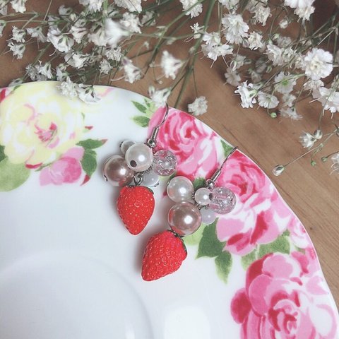 いちごピアス　苺チャーム　パールチャーム　ストロベリー　strawberry earring