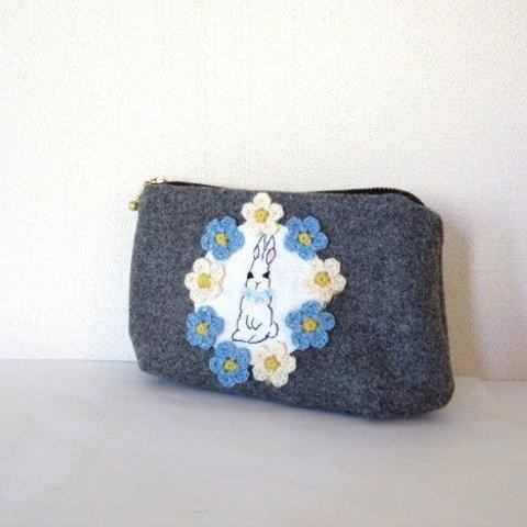 お花とうさぎ刺繍のウールポーチB