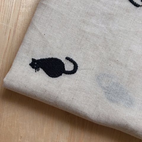 【綿麻シーチング50×50】刺繍黒猫・キナリ