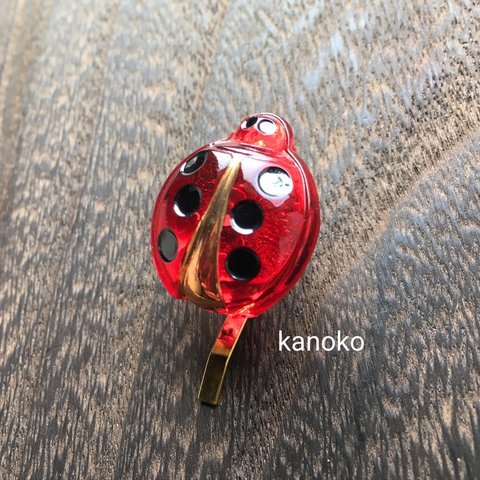 真っ赤なてんとう虫 ガラスボタンのステンレス製ポニーフック