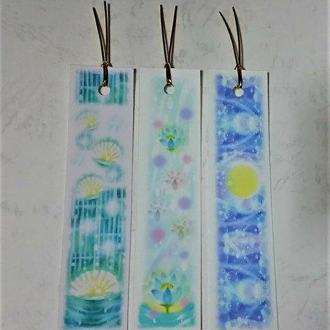 ブルーの3種の栞(しおり)　海に光る貝殻、 睡蓮の花、月の光のイラスト　パステルアートのブックマーク 