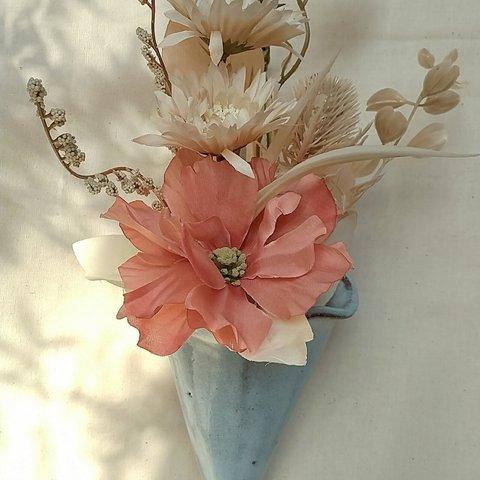 リボン　フリル　壁掛け　花瓶　フラワーベース　青　革紐　陶器