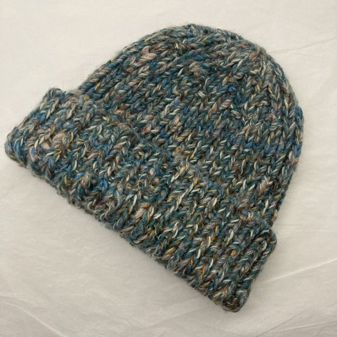 伸縮性のある　ふわもこニット帽　ブルー　ツイード毛糸で編んだ厚手のビーニー