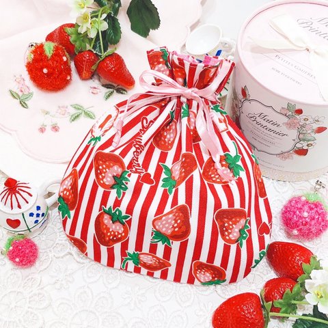 いちごが可愛い丸い巾着ポーチ　赤　ロリータ　甘ロリ　　誕プレ　入園入学　大切な方へのプレゼントに　イチゴ　ストロベリー　strawberry