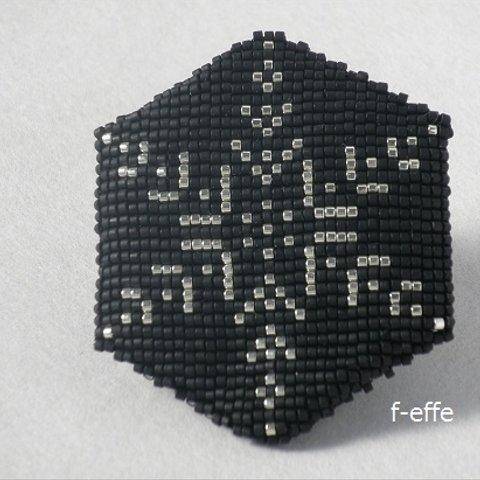 六角形の雪の結晶ブローチ(黒)