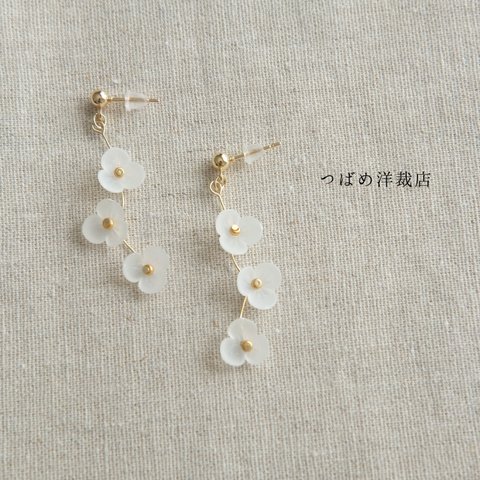 小花のゆれるピアス(イヤリング)