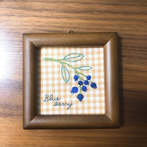 ブルーベリーの刺繍のミニ額縁