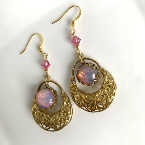 花かご・・ ピンク vintageガラス ファイアオパール風 ピアス