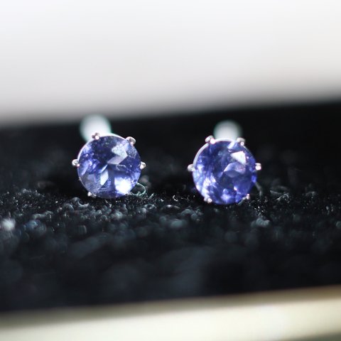 【再販】宝石質アイオライトのファセットカット・スタッドピアス（4mm・サージカルステンレス）