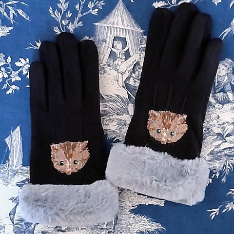 🐱世界でひとつの手刺繍🐱冬アイテム🐱猫の手袋🐱🐱🐱